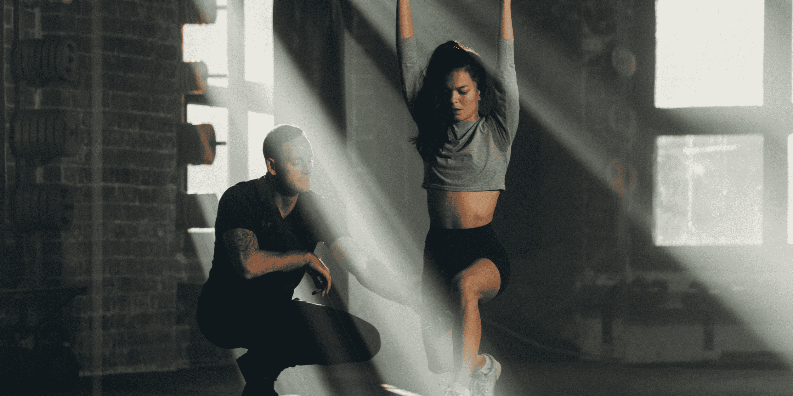 Woman lunges in a gym to strengthen her muscle fibers and knee joints